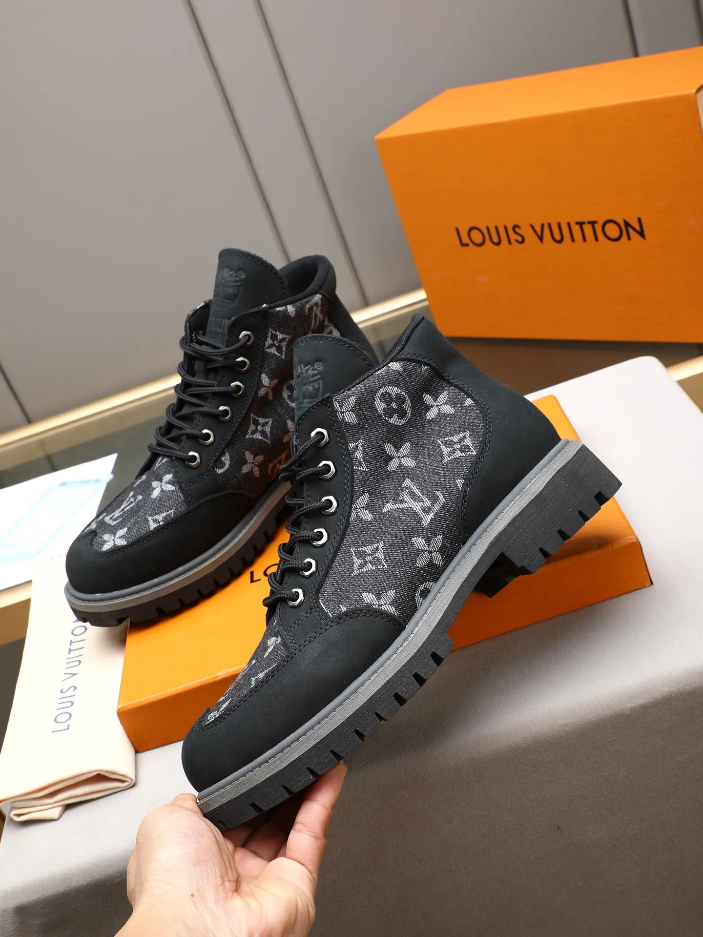 PP460 LOUIS VUITTON ss25 LV donkey brand new thick-soled lace-up big-toe shoes men's casual shoes high-top short boots. These boots are crafted from top-grain calf leather for a lightweight and comfortable fit. The thick EVA outsole is embellished with eye-catching ridges, and the trendy attitude of being both strong and soft makes it an everyday choice. ✔Upper: imported first-layer cowhide ✔Inner lining: sheep lining ✔Outsole: original molded outsole Size: 38-44 (45 customized)